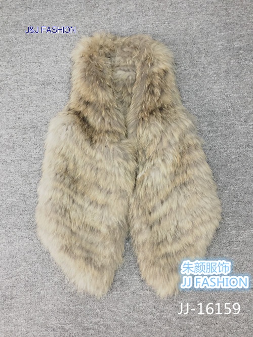 LADY'S  VEST   IN  NATURE RACCOON FUR